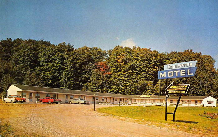 Edgewater Motel (Econolodge Lakeview) - Old Postcard View (newer photo)